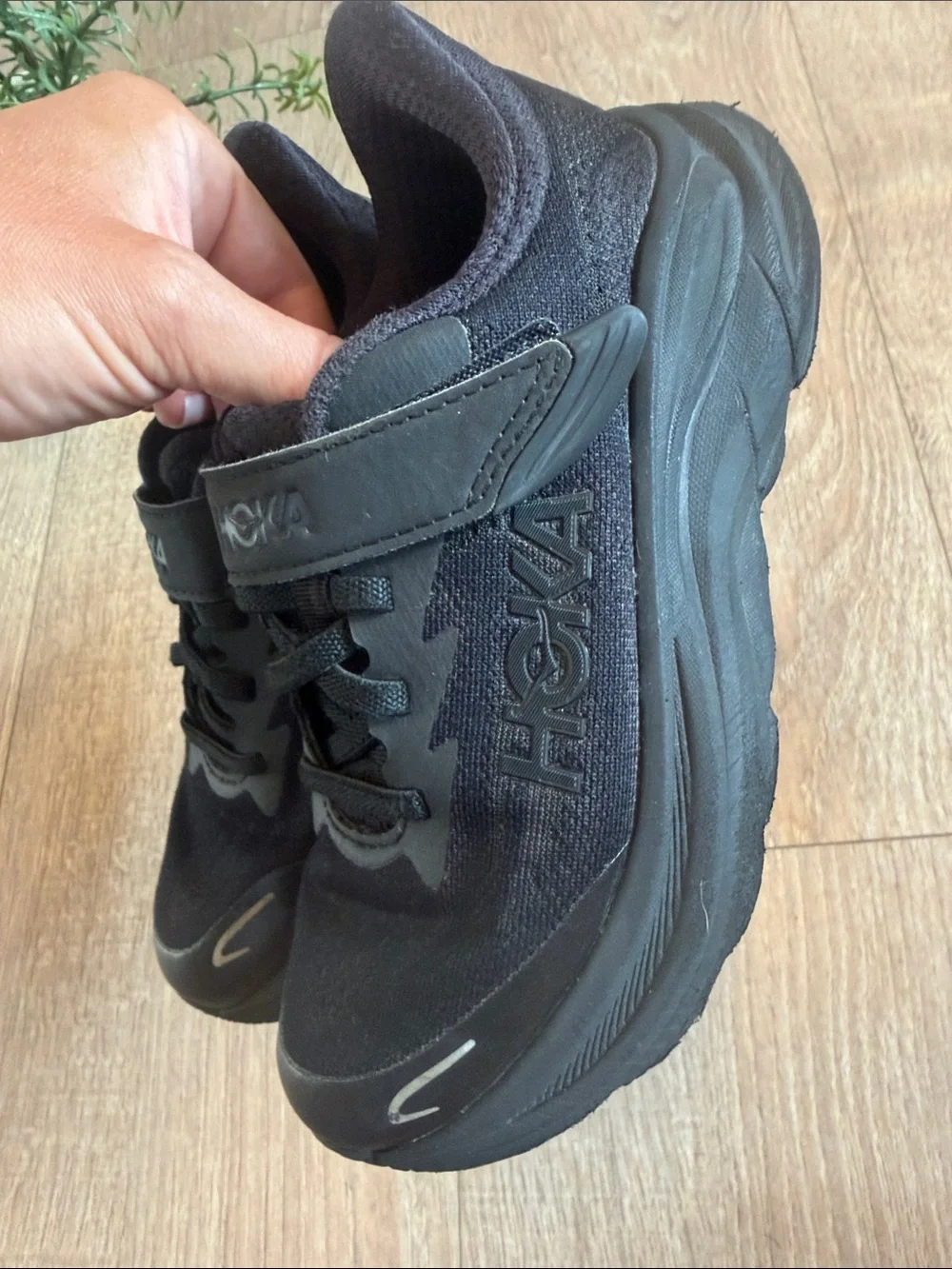 HOKA CLIFTON 10 BLACK TODDLER SNEAKERS WITH VELCRO SIZE 13.5 EUC